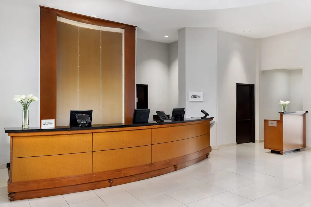 cy-aiycy-front-desk-19588_Classic-Hor